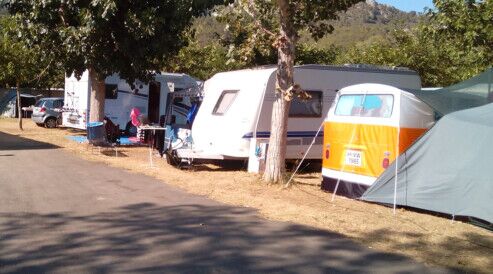 Parcel·la del càmping TER. Parcel·la del càmping TER. Vacances amb caravana a L´Estartit. Relaxar-se i gaudir de les vacances en família.